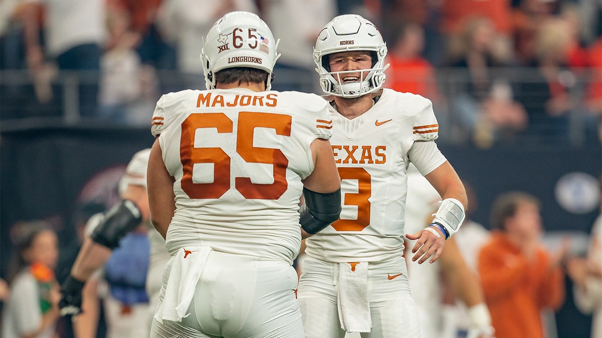 Quinn Ewers celebra un touchdown