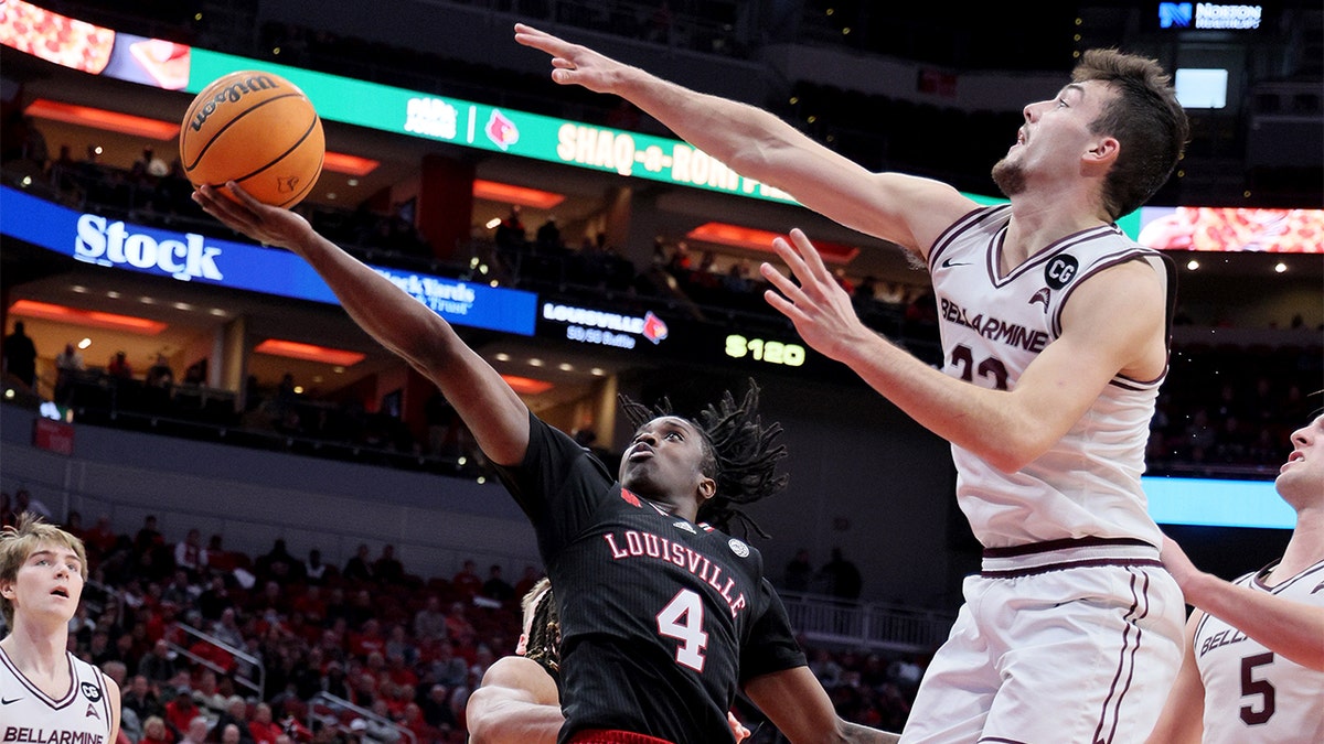 Louisville freshman barely plays in first half due to not having ‘tights that he wanted,’ coach says 1 Ty-Laur Johnson plays against Bellarmine