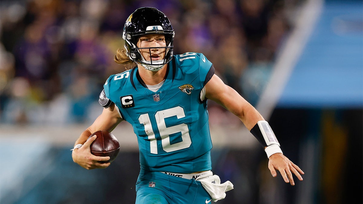 Jacksonville Jaguars corre con el balón