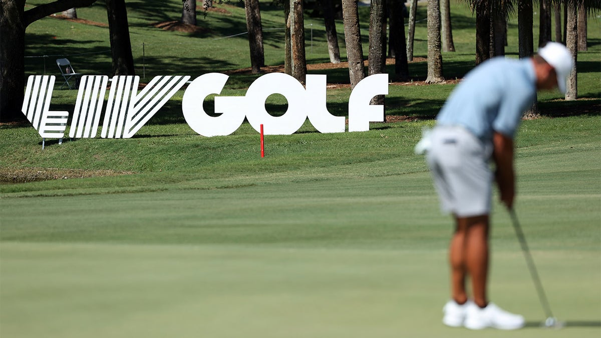 Charles Howell III putts