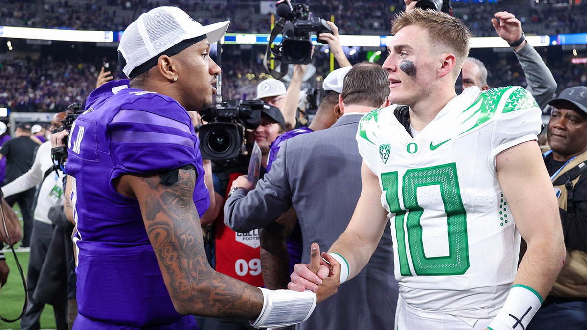 Michael Penix and Bo Nix shake hands