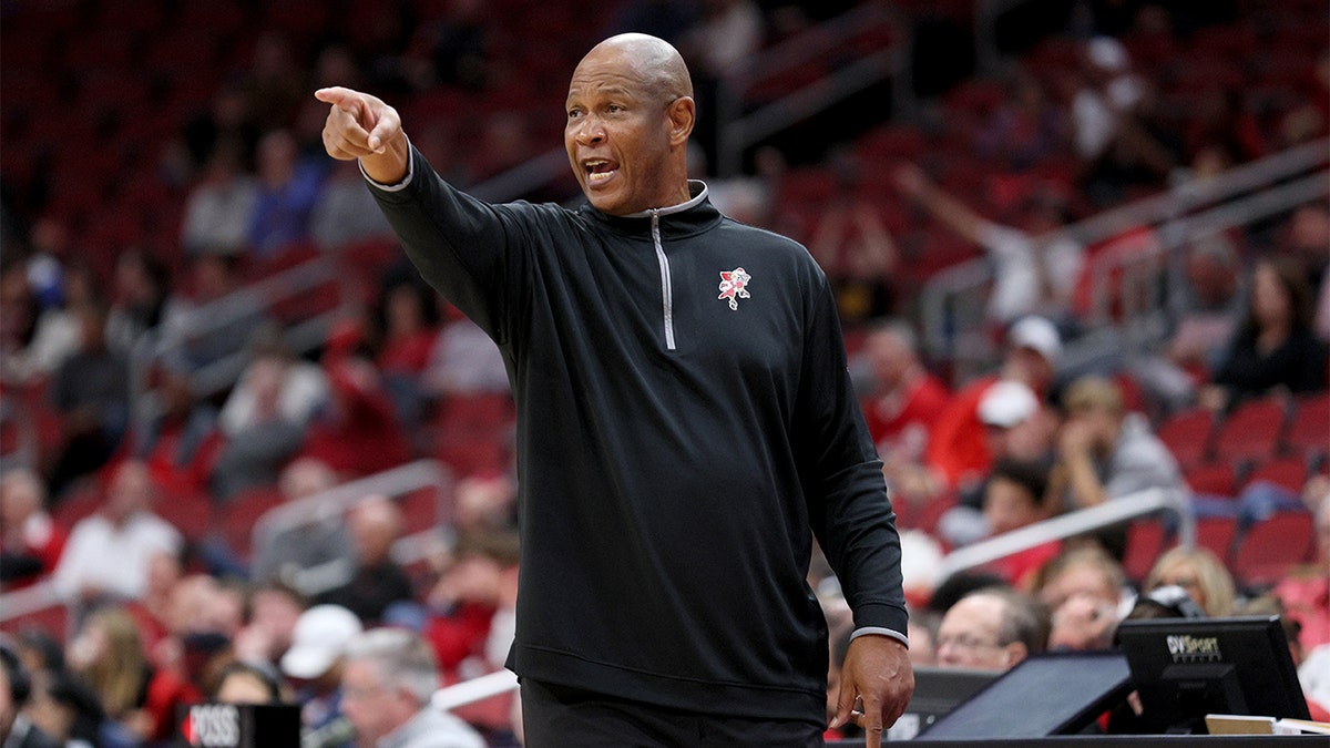 Louisville freshman barely plays in first half due to not having ‘tights that he wanted,’ coach says 2 Kenny Payne coaches Louisville