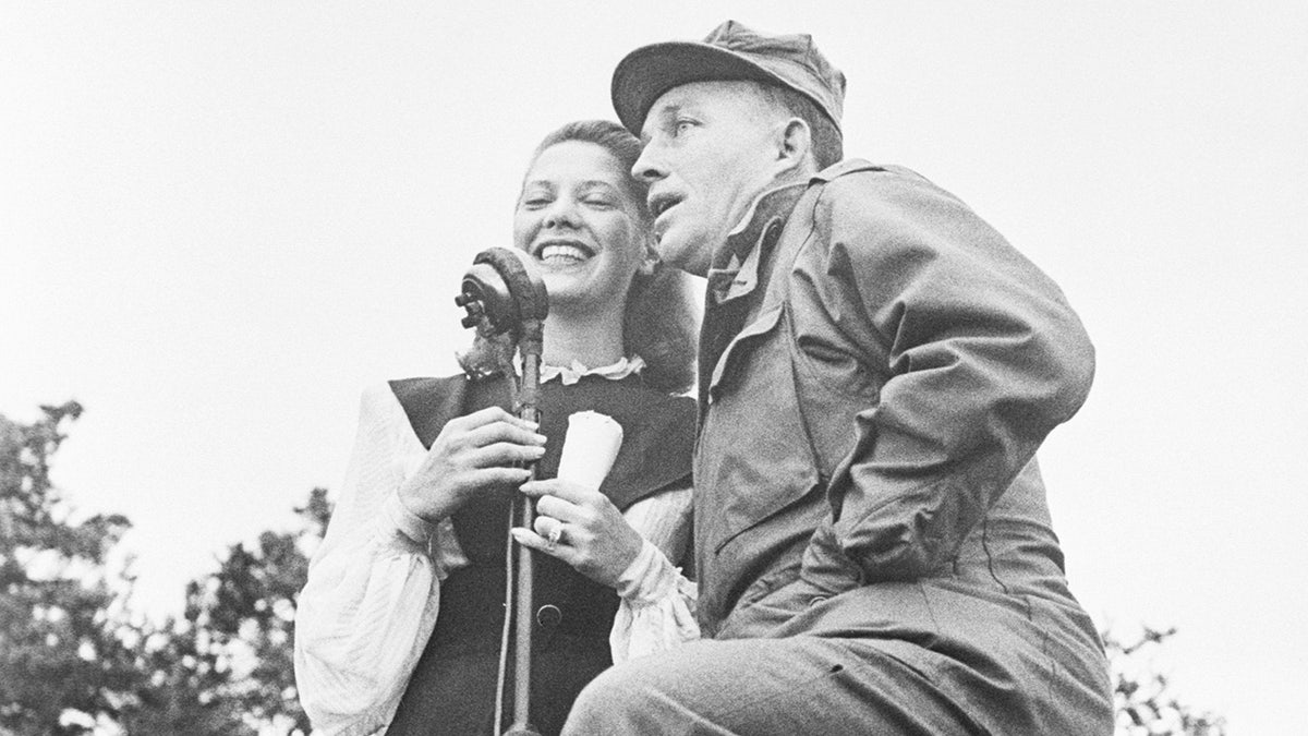 Dinah Shore and Bing Crosby singing together