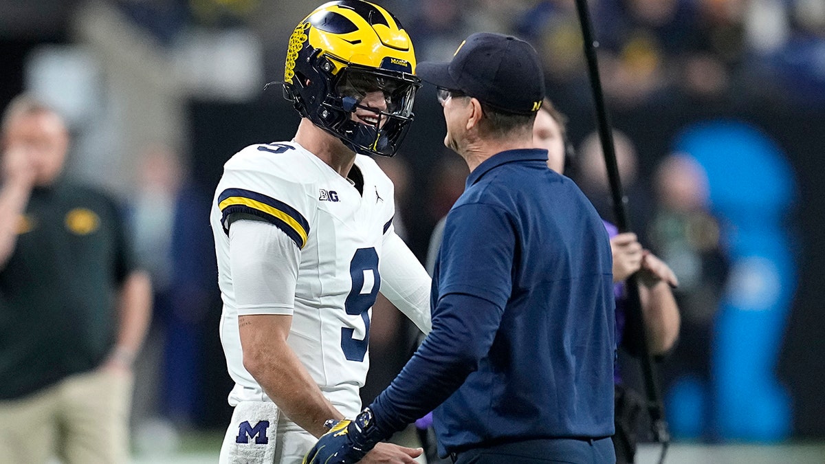 JJ McCarthy e Jim Harbaugh