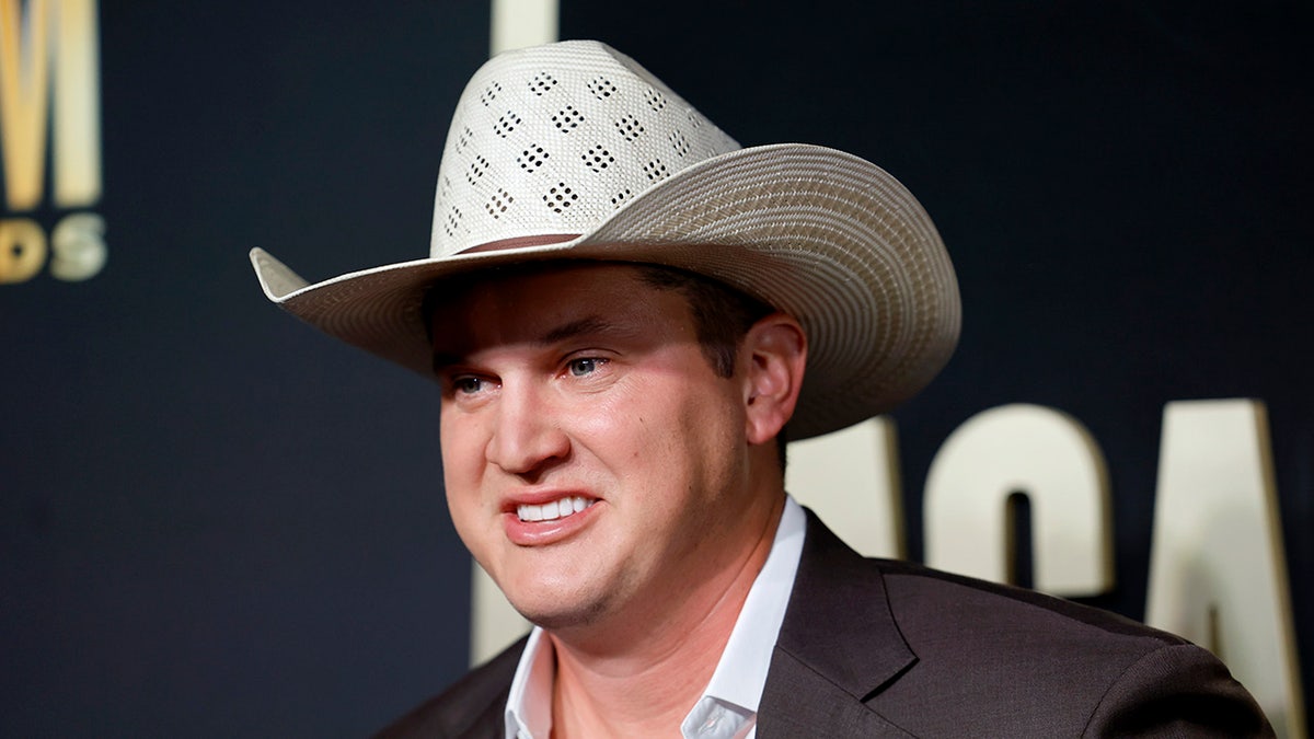 Jon Pardi Says He’s More Than 100 Days Sober, Lost ‘a Bunch Of Weight ...