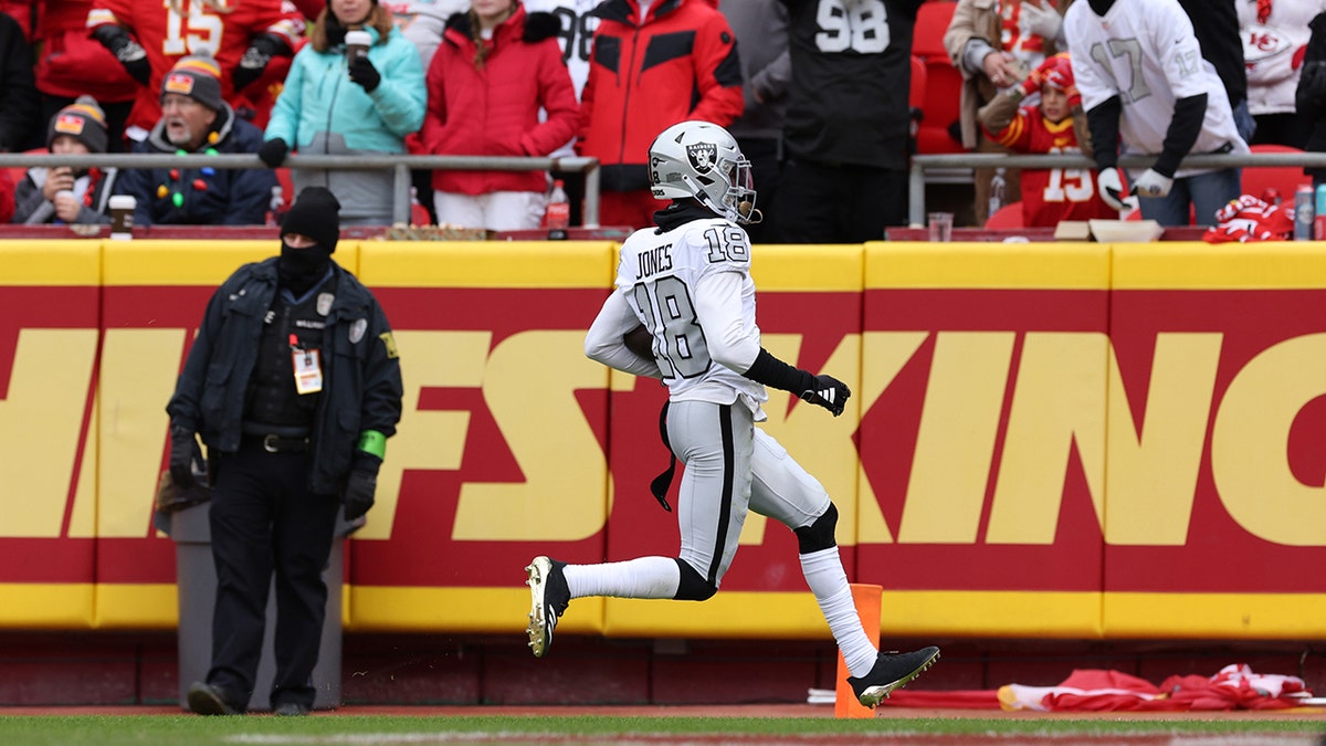 Raiders' Jack Jones denies purposely fooling young Chiefs fan after  returning interception for touchdown