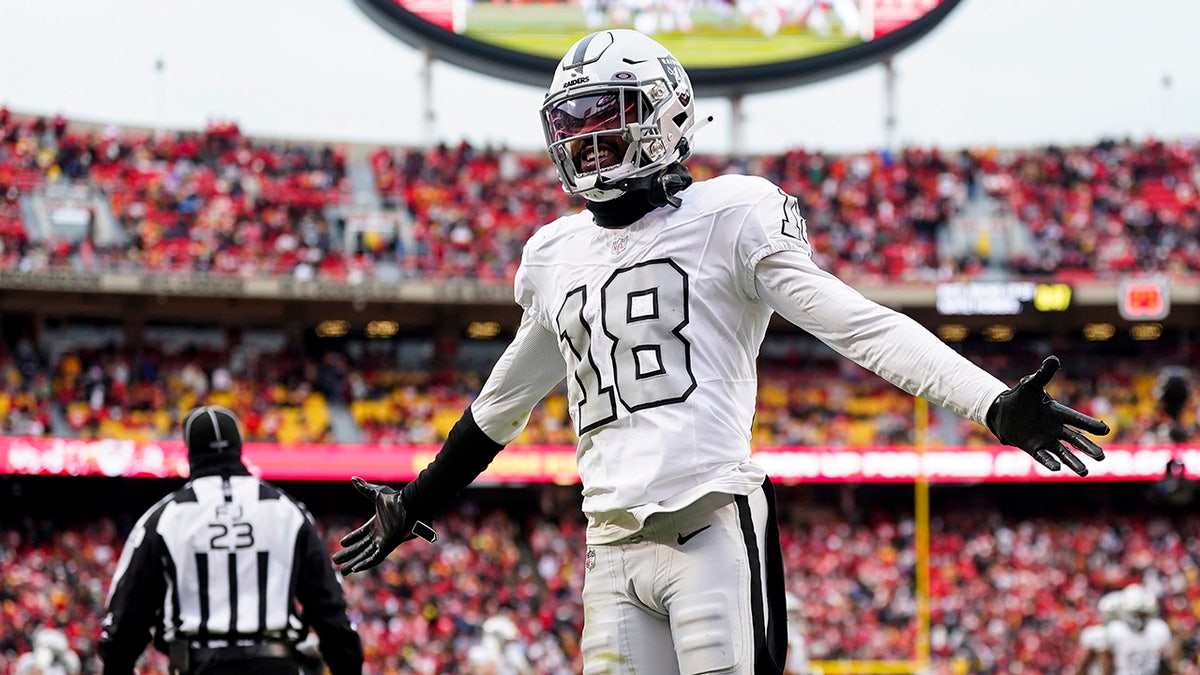 Raiders’ Jack Jones Goes Full Grinch As He Fakes Out Young Chiefs Fan ...