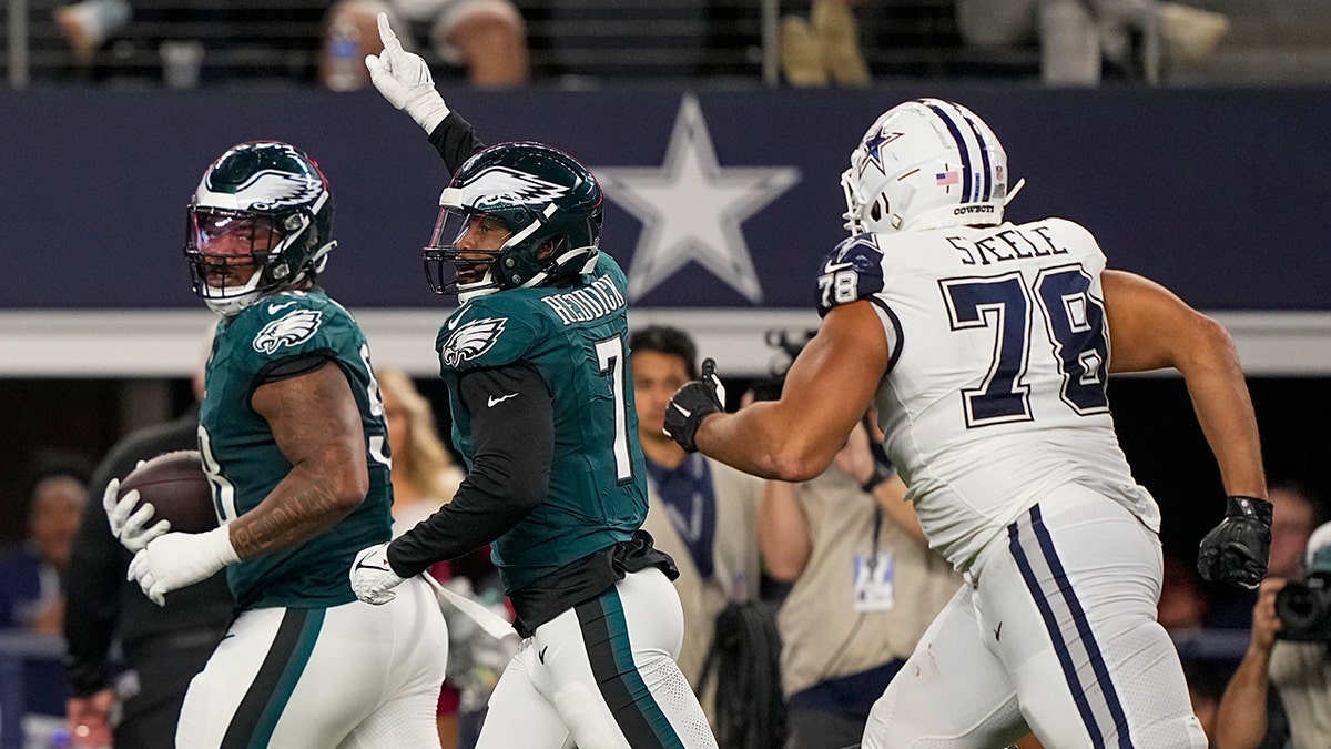 Cowboys notch 10th win behind Dak Prescott’s 2 touchdowns 2 Jalen Carter returns a fumble