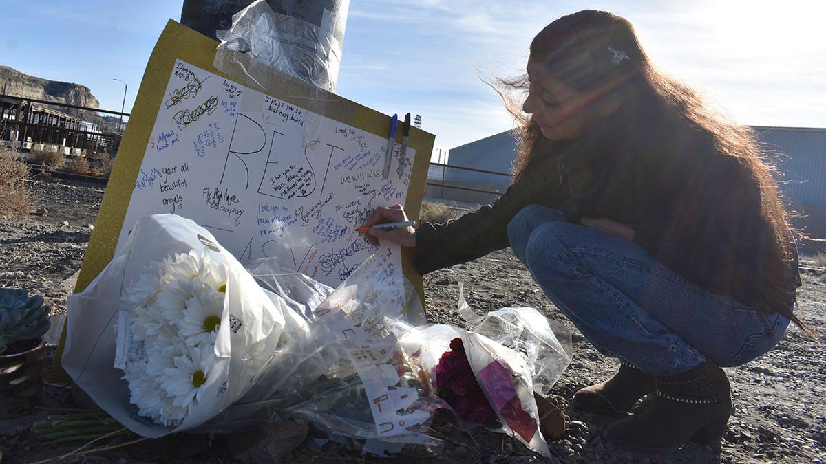 4 teens killed in Montana crash after striking pole, police say 2 Woman leaves message on sign