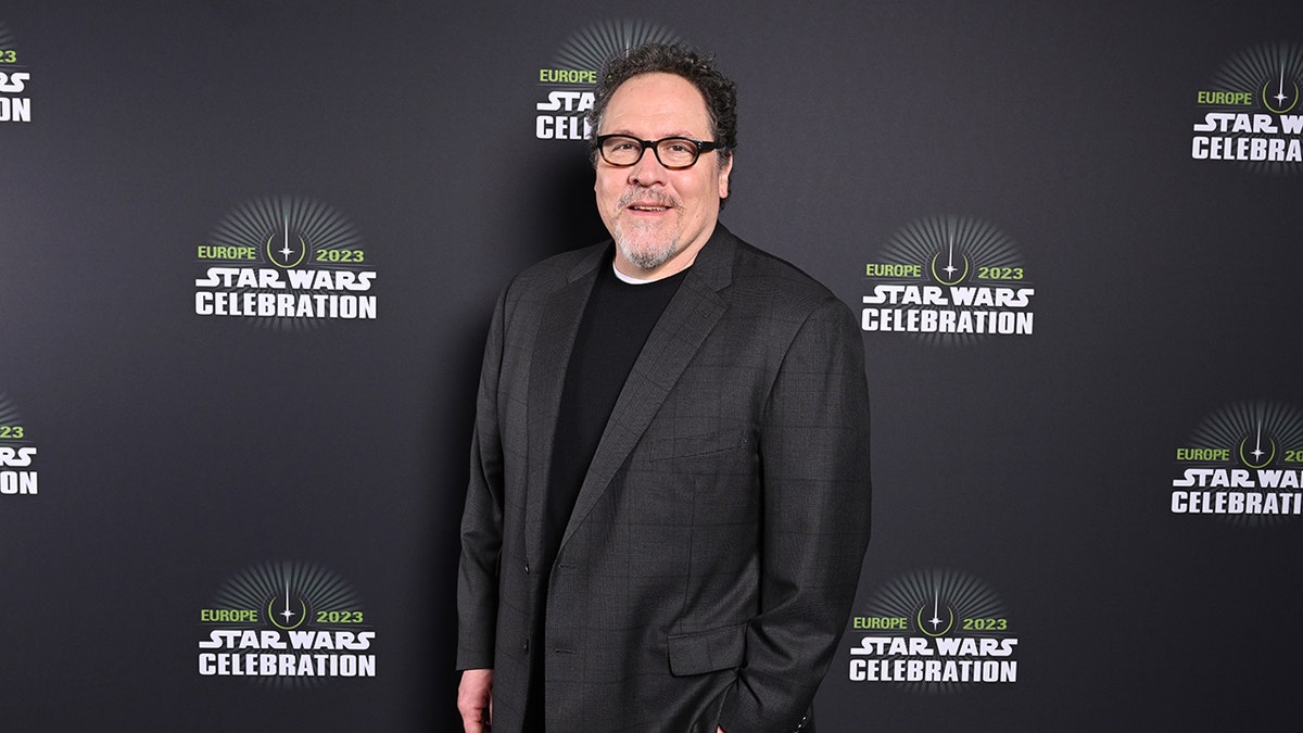 Jon Favreau posing on the red carpet