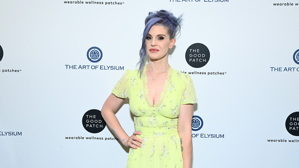 Kelly Osbourne posing with her hand on her hip