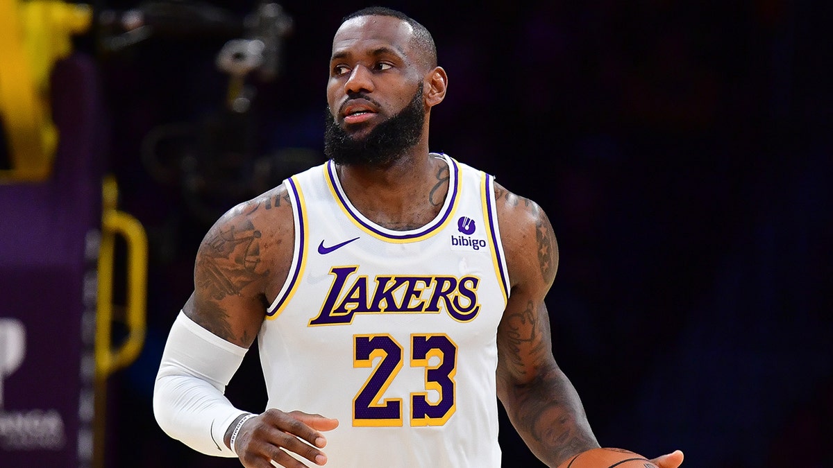 LeBron James, Rockets coach get into heated spat during game 2 LeBron James reads the defense