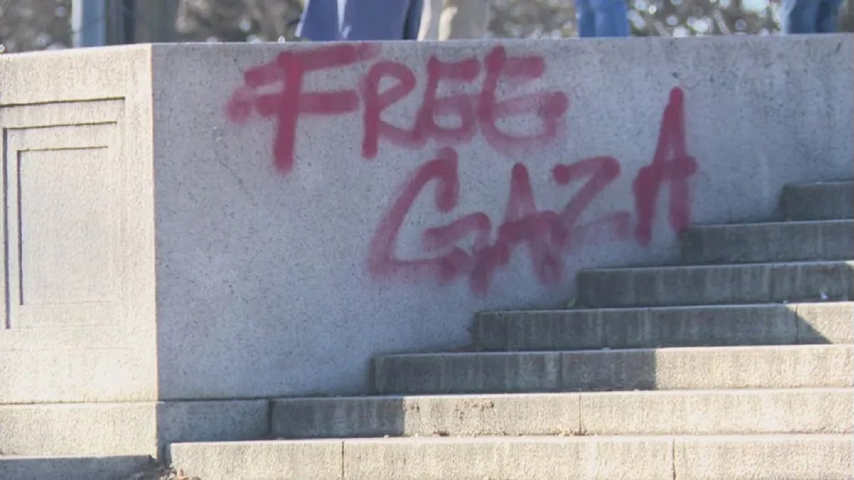 Lincoln Memorial steps vandalized with Free Gaza message