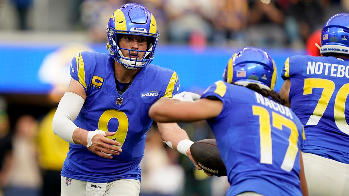 Matthew Stafford hands the ball off