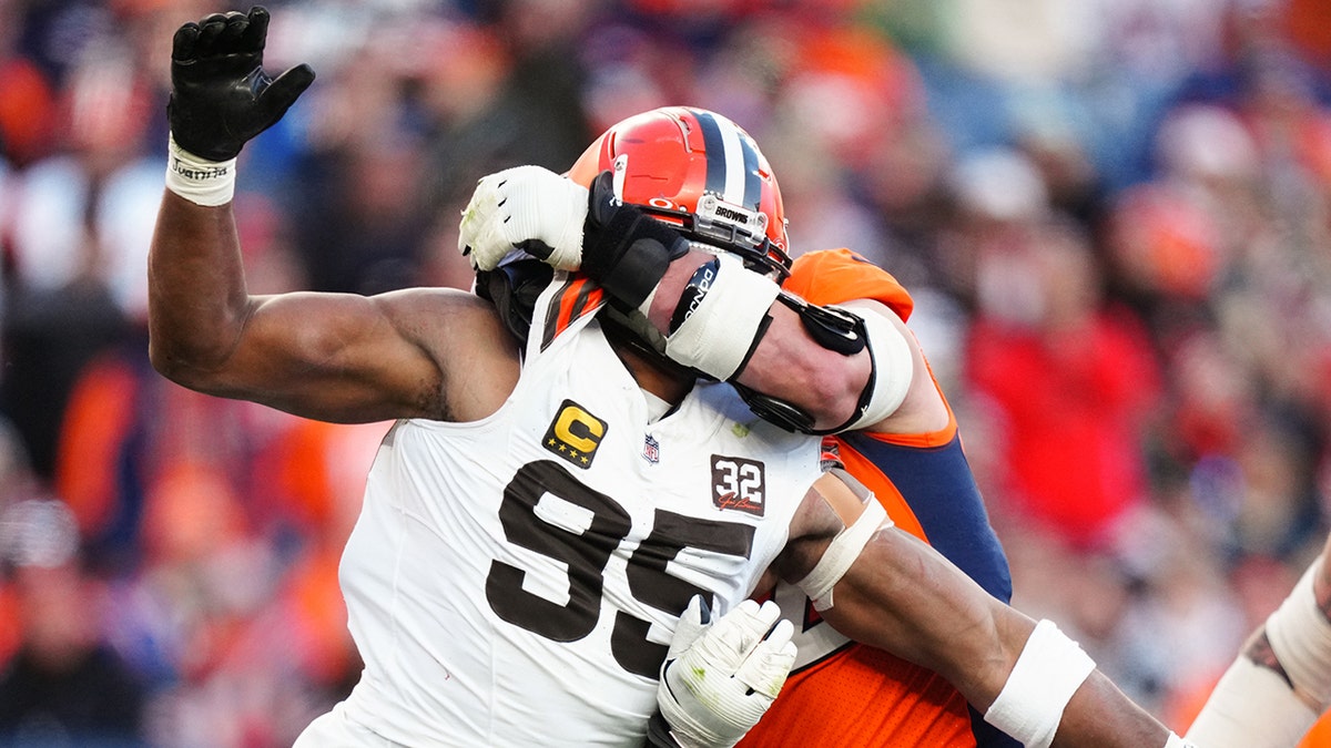 Myles Garrett foi bloqueado