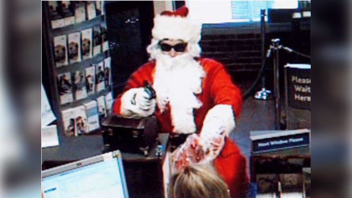 Man in Santa suit robbing SunTrust bank in Nashville