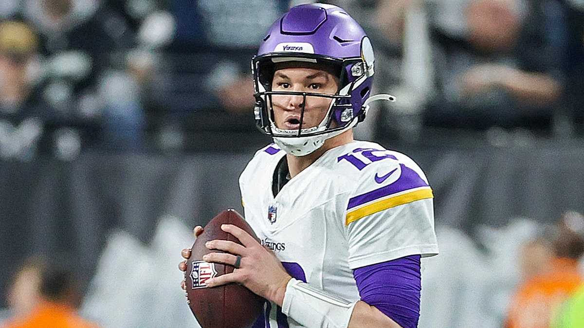 Josh Dobbs’ honeymoon with Vikings over as new starting quarterback is named 1 Nick Mullens drops back