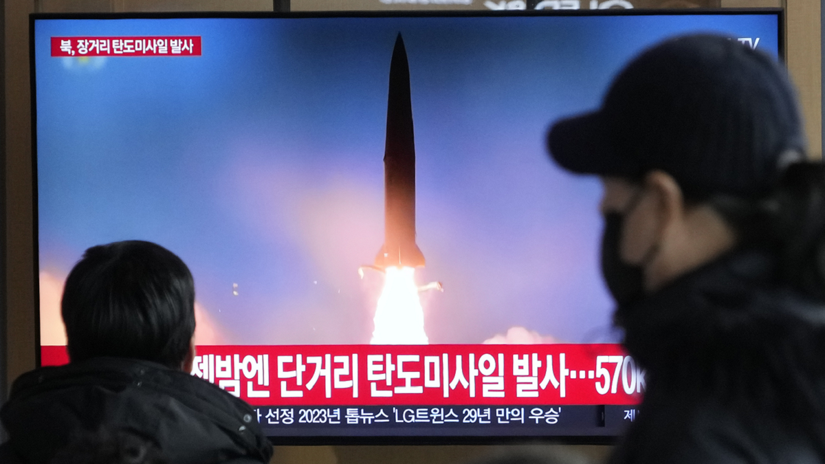 TV mostra lançamento de míssil norte-coreano