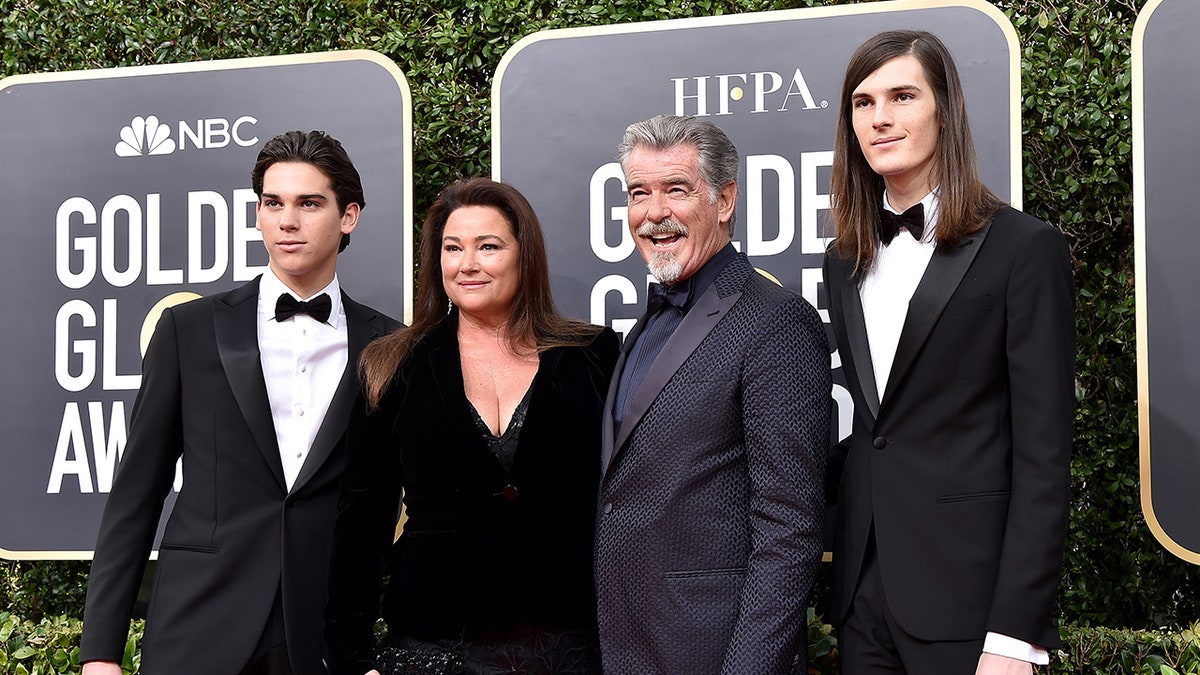 Pierce Brosnan no tapete vermelho com sua família