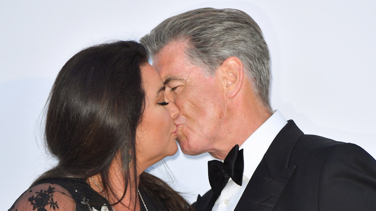 Keely Shaye Smith and Pierce Brosnan kissing