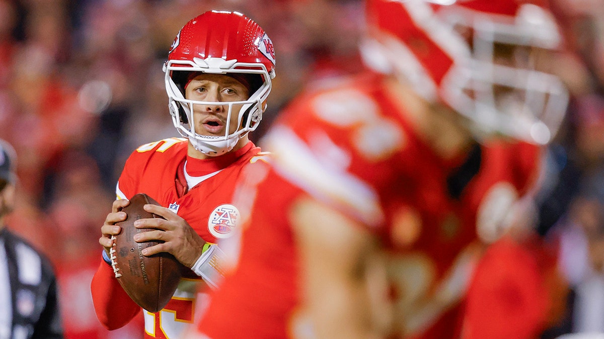 Patrick Mahomes’ mom chimes in with her own critique of officiating in Chiefs loss 1 Patrick Mahomes looks deep