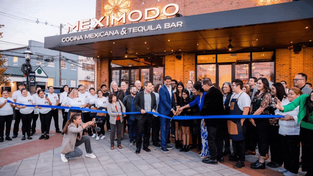 Meximodo ribbon-cutting ceremony