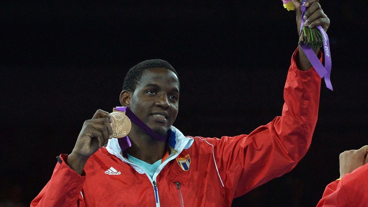 Robelis Despaigne with bronze medal