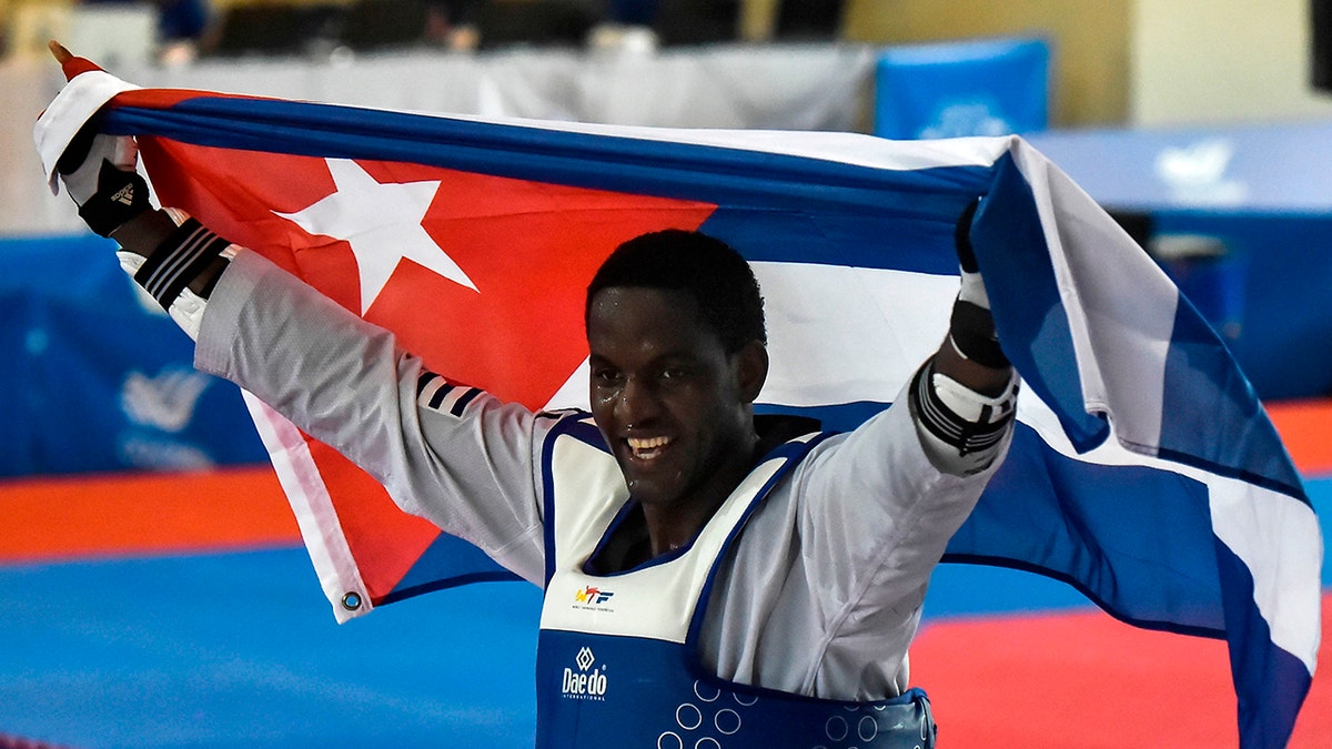 Robelis Despaigne holds up Cuban flag