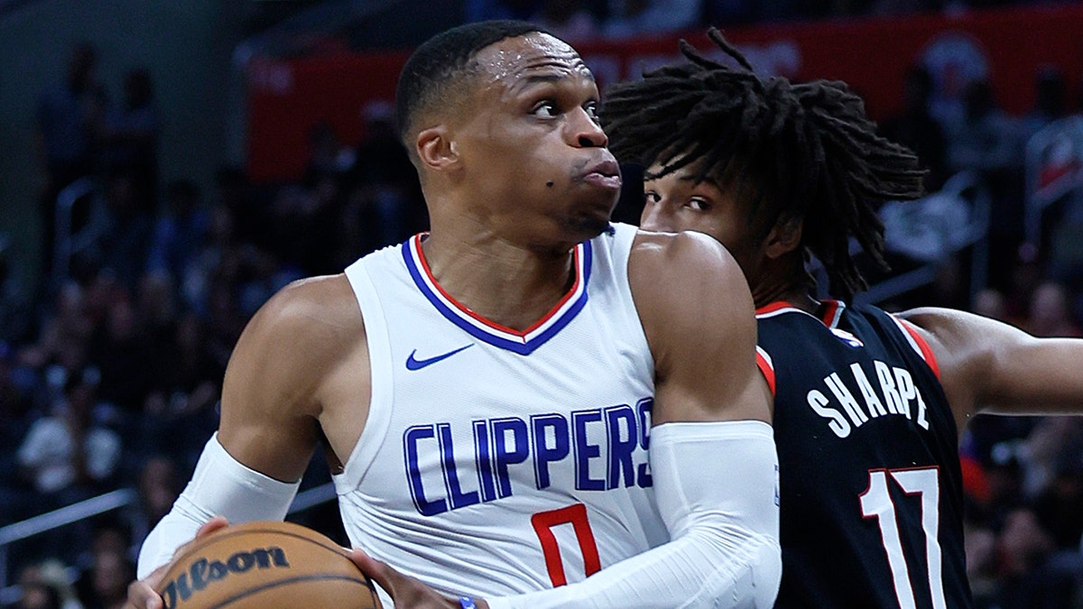 Former NBA star Chandler Parsons knew Clippers would ‘figure it out’ with James Harden 1 Russell Westbrook drives to hoop