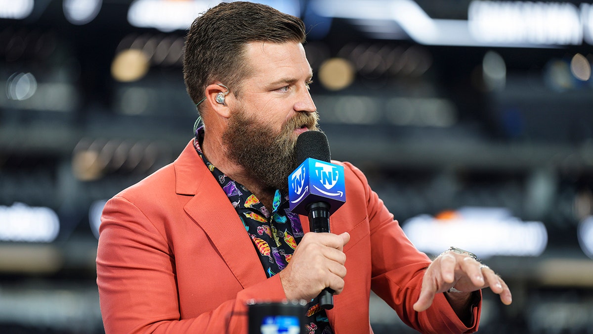 NFL veteran complies with Aaron Rodgers vaccine status request: ‘Twice vaccinated’ 1 Ryan Fitzpatrick calls game