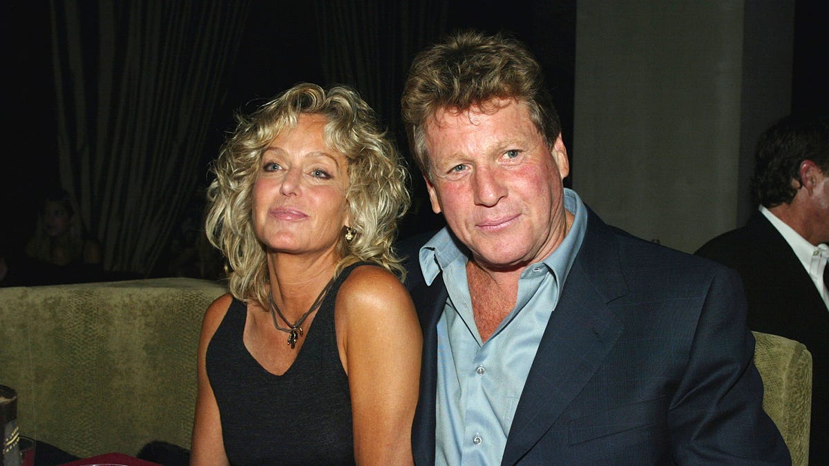 'Charlie's Angels' star Farrah Fawcett died in Ryan O'Neal's arms, pal says: 'Love of her life'  at george magazine