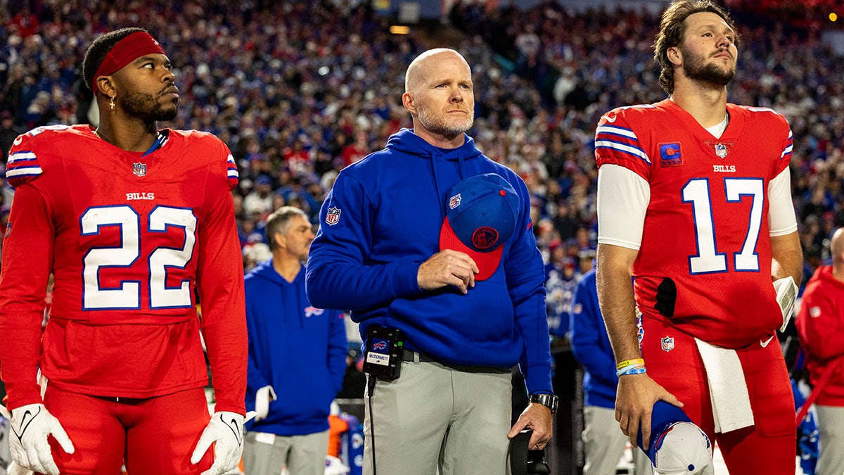 Sean McDermott with Bills players