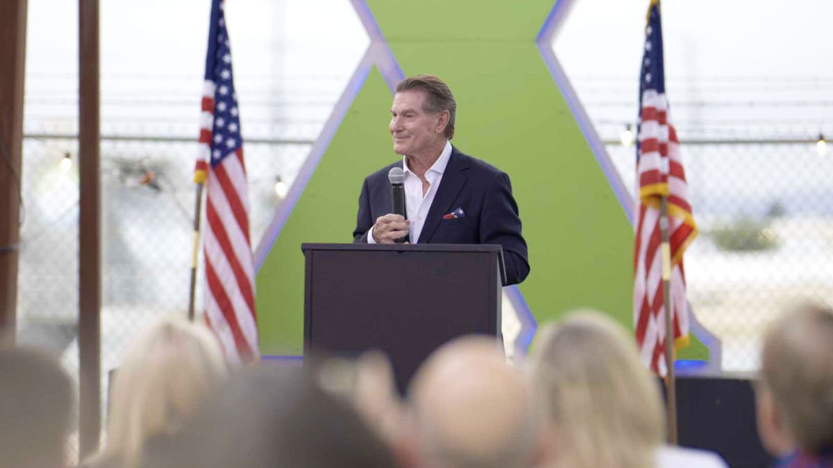 Steve Garvey at podium