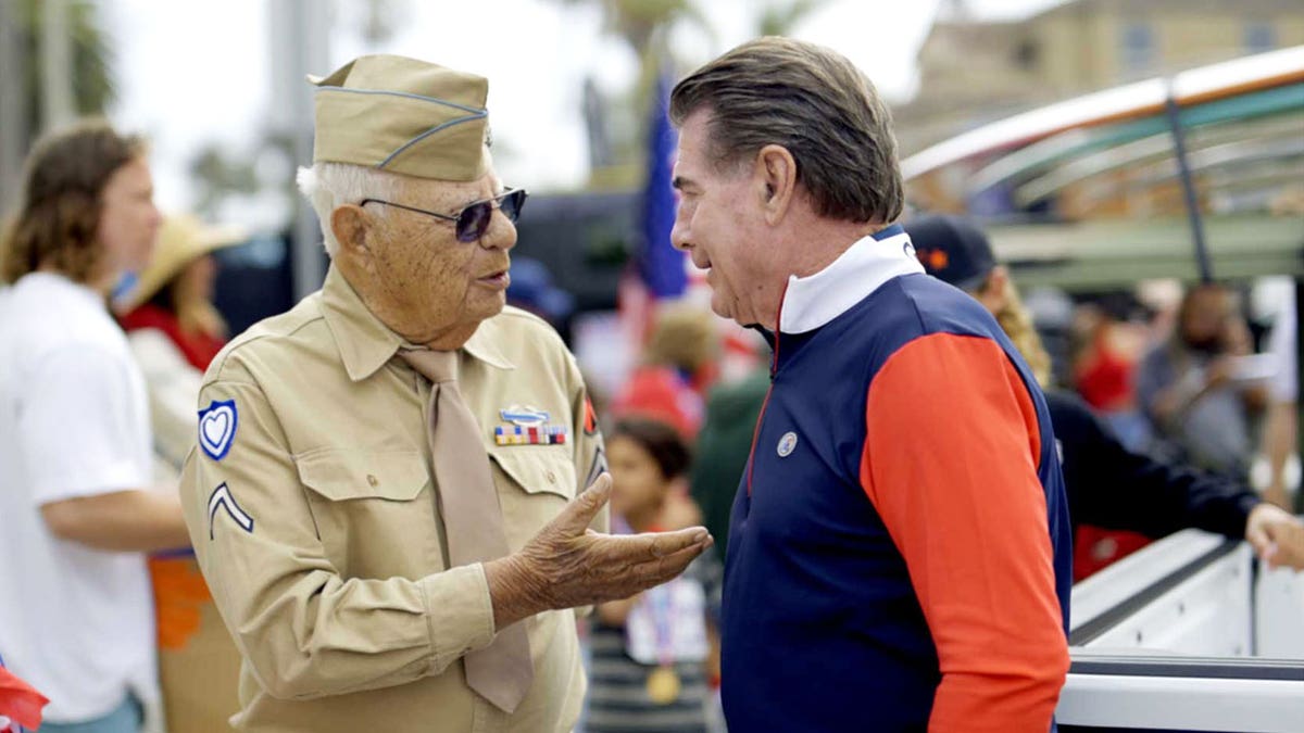 Steve Garvey talking to a veteran