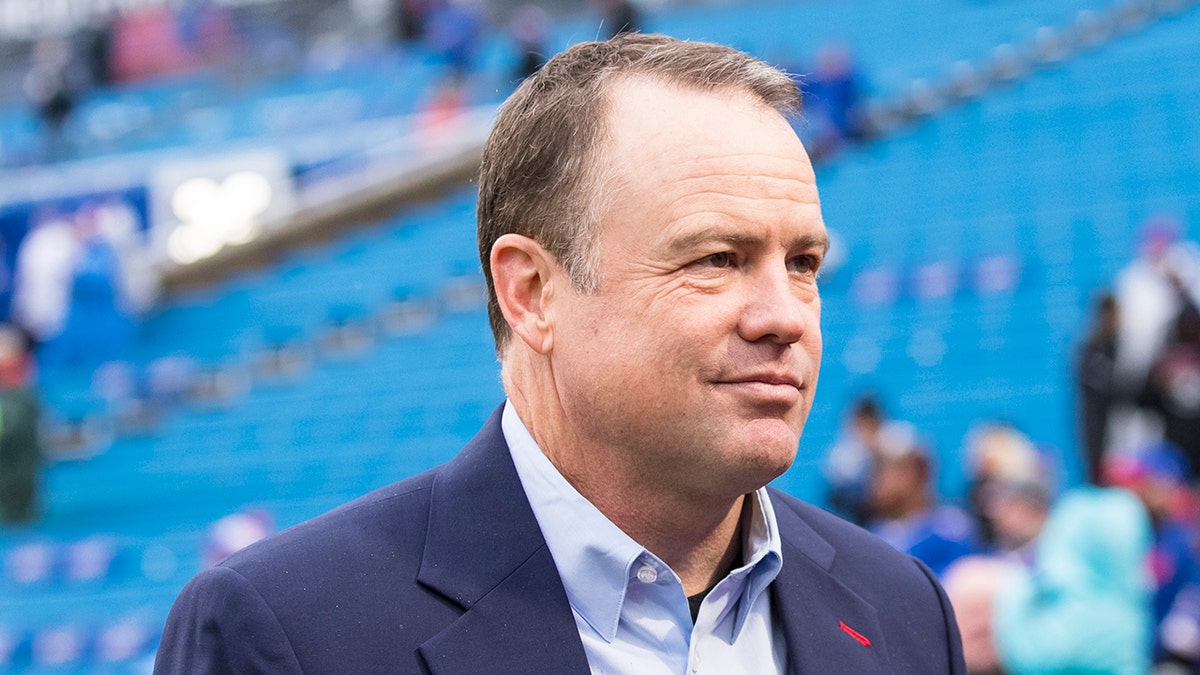 Bills great divulges on ‘dark specter thought’ about what Patriots are really doing this season 2 Steve Tasker looks on field pregame