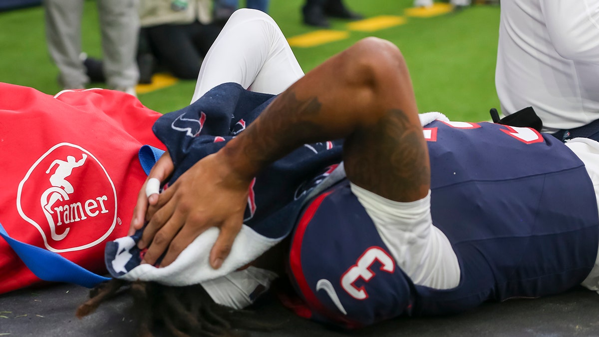 Texans' emerging star Tank Dell out for season after fracturing fibula: reports 2 Tank Dell with towel over face
