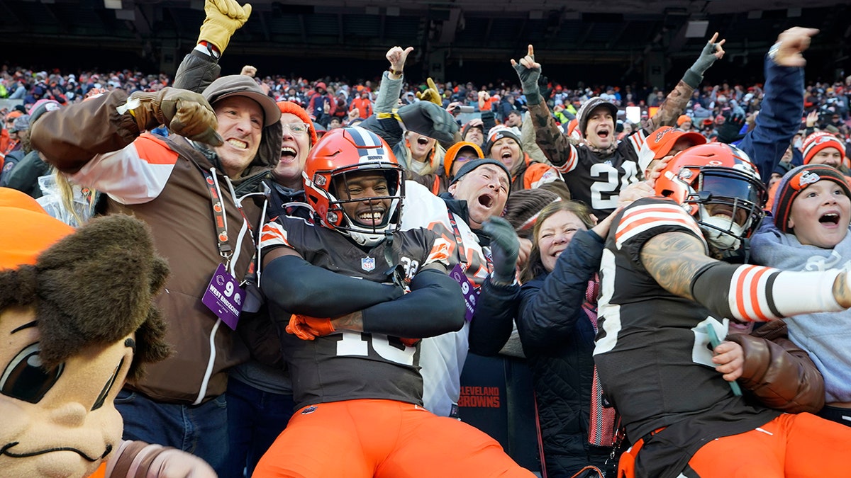Bears’ Hail Mary attempt falls just short as Darnell Mooney bobbles ball, drops pass 2 Browns celebrate