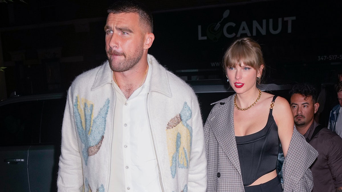 Travis Kelce e Taylor Swift chegam ao SNL Afterparty
