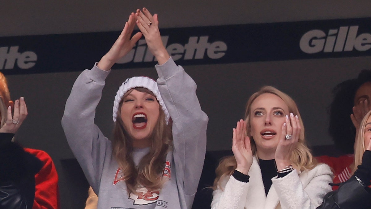 Taylor Swift cheers on Chiefs