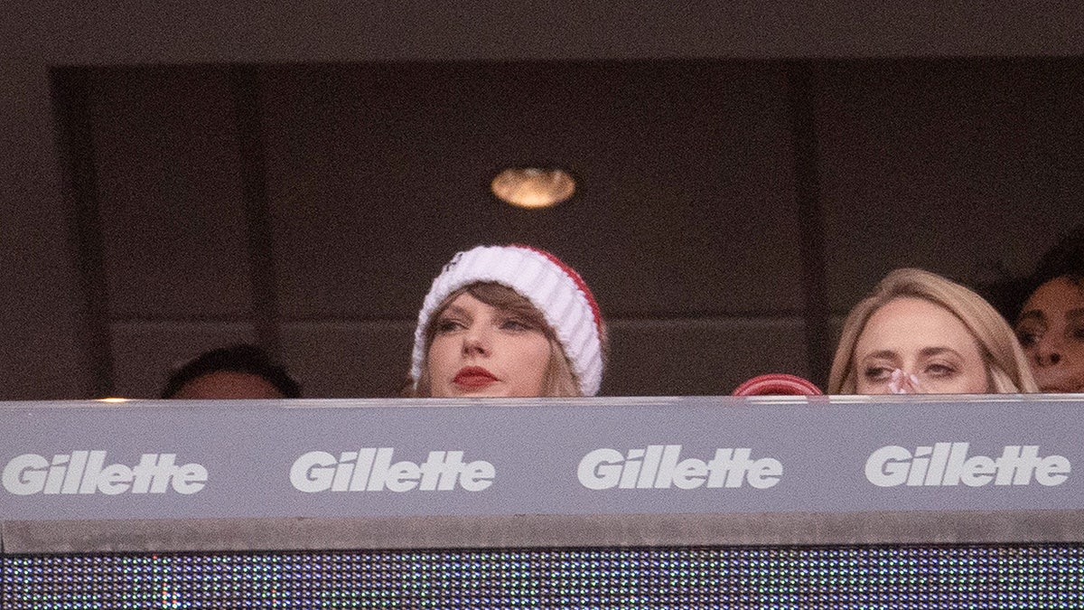 Taylor Swift watches Chiefs-Pats