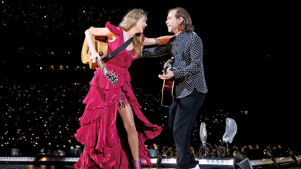 Taylor Swift e Aaron Dessner no palco