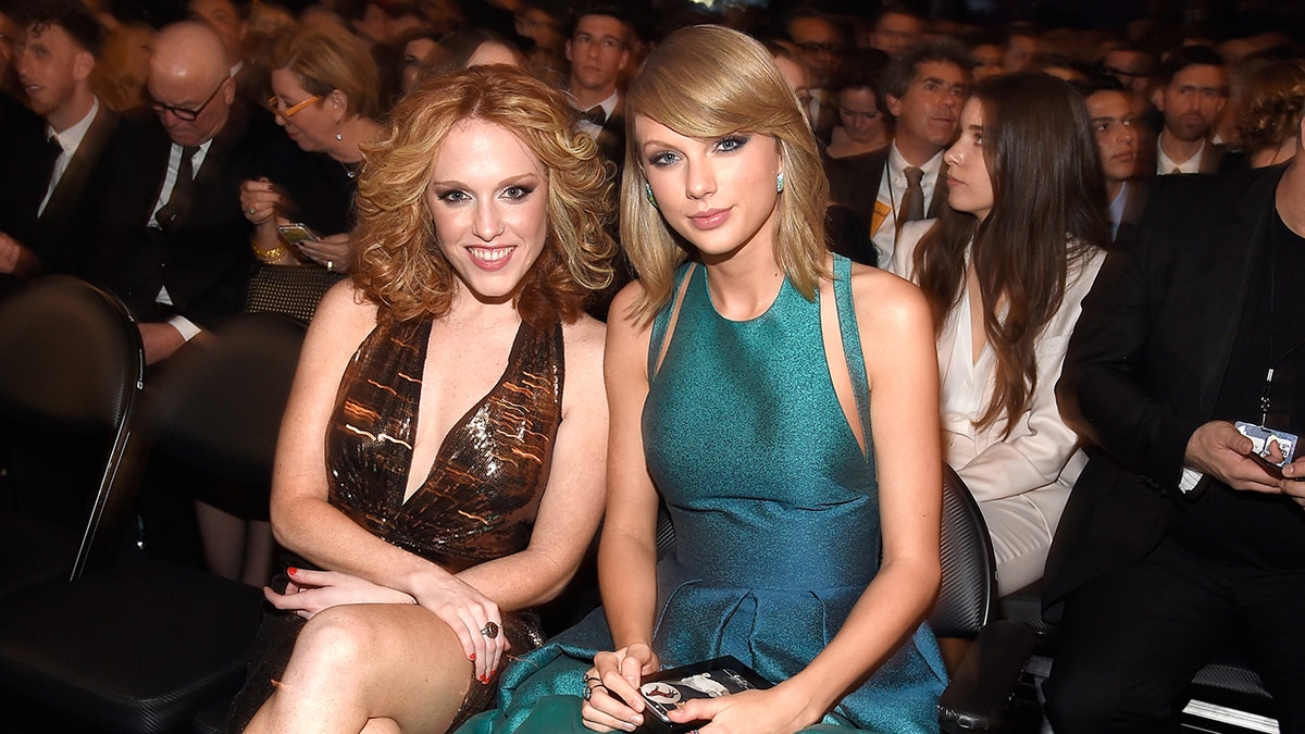 Taylor Swift e Abigail em um evento