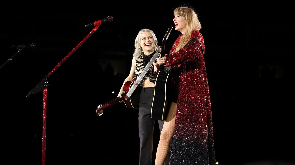 Phoebe Bridgers e Taylor Swift no palco