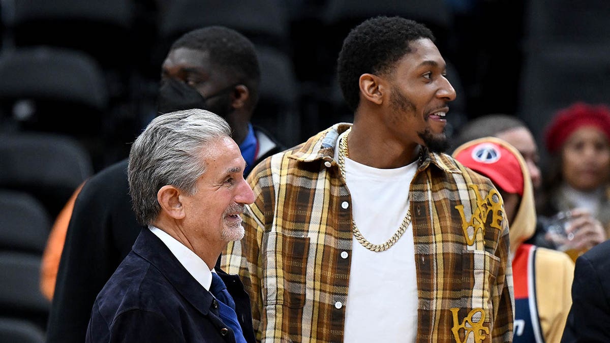 Washington Wizards owner Ted Leonsis talks with Bradley Beal