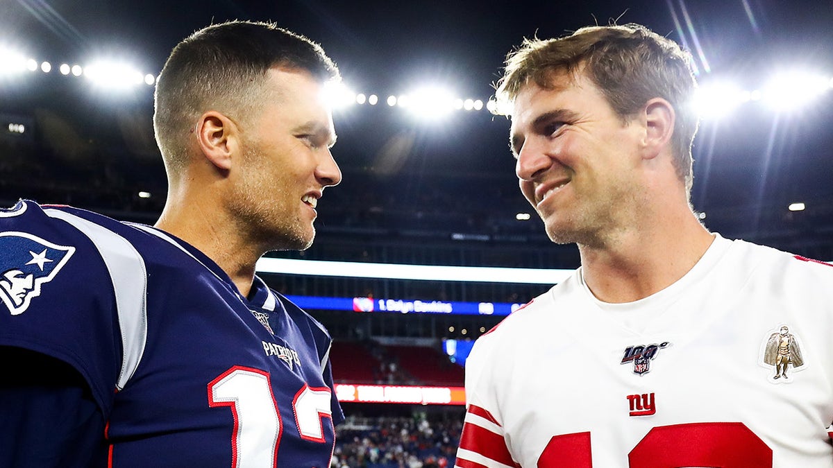 Tom Brady chats with Eli Manning