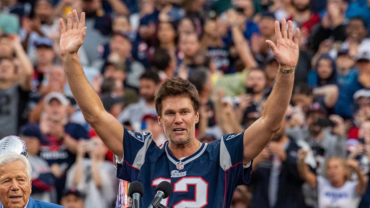 Tom Brady amused by family photo being swapped with family of 49ers ...