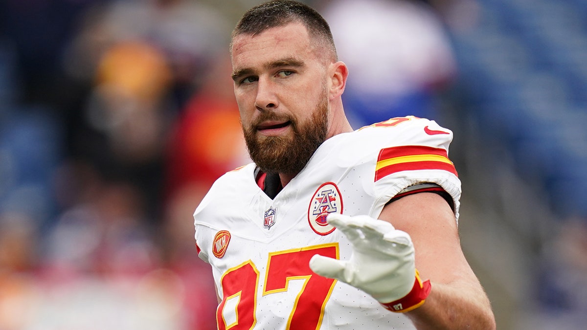 Travis Kelce waves