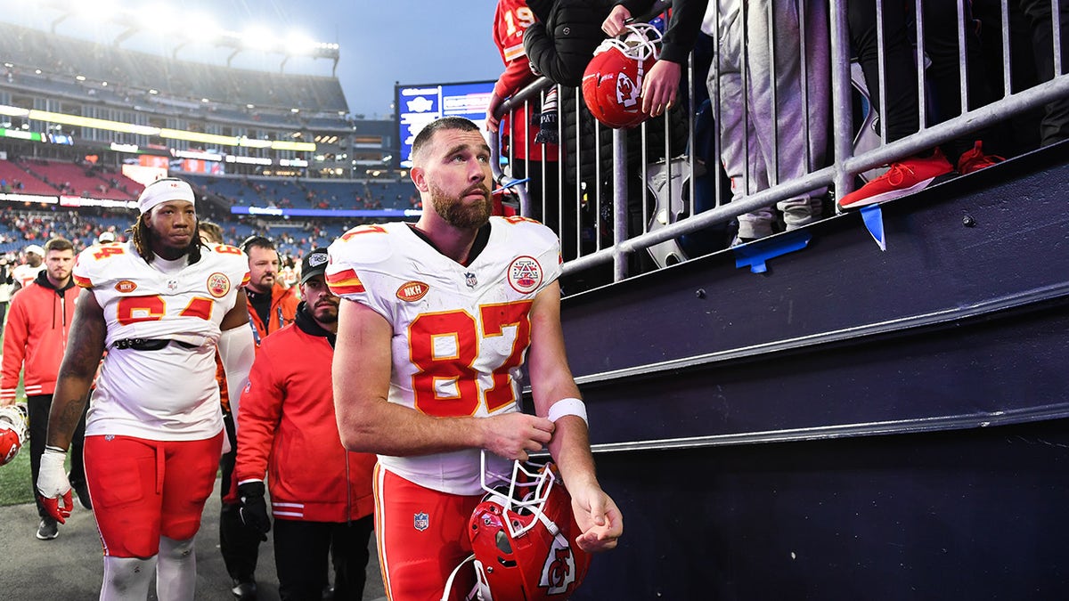 Chiefs’ Patrick Mahomes takes positive approach ahead of AFC West showdown: ‘You can’t panic’ 1 Travis Kelce walks off the field