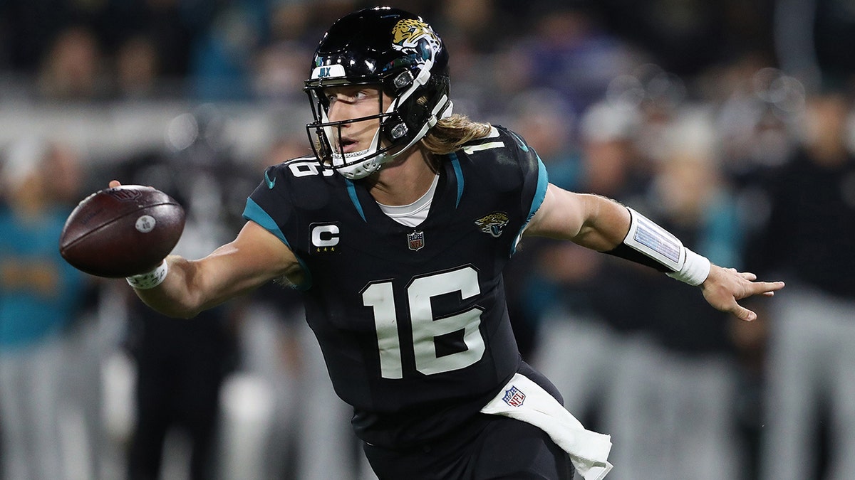 Jaguars’ Trevor Lawrence Suffers Ankle Injury, Needs Help Off Field ...