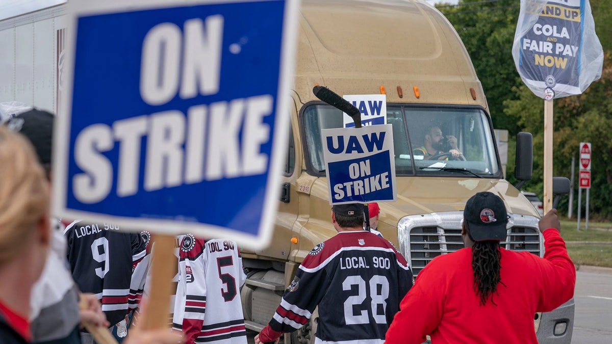 Huelguistas de la UAW frenan la entrada de un camión en la planta de montaje de Ford Michigan